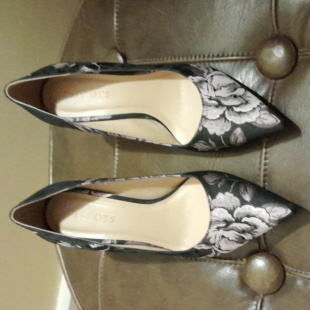 NIB Size 7 TALBOTS PURPLE & BLACK FLORAL  POINTED TOE  FOREST HEELS